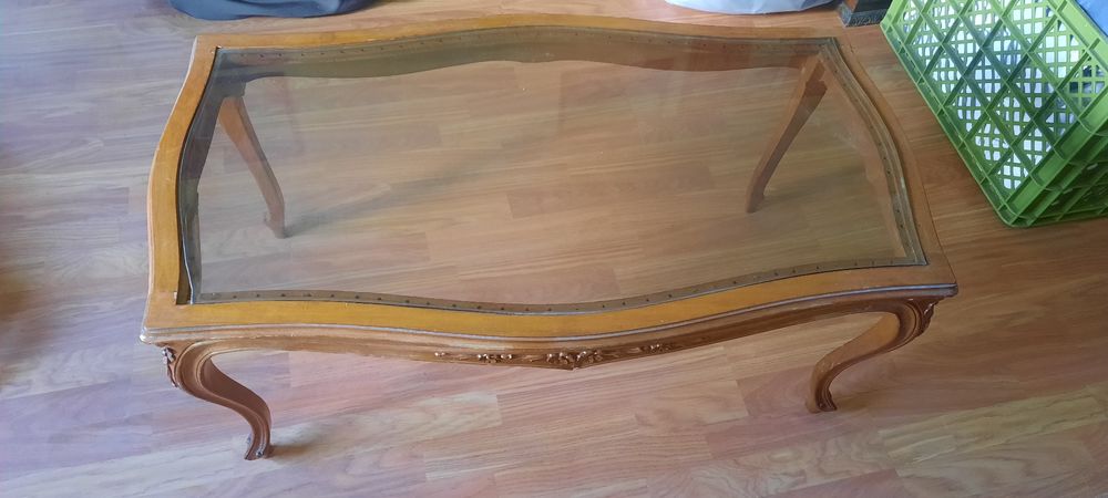 Mesa de centro antiga com tampo em vidro