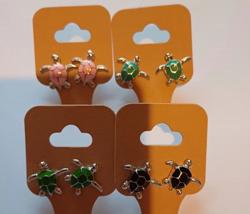 Brincos. Novos.
Cada par 2,25€.
Mais modelos disponíveis nas fotos.
