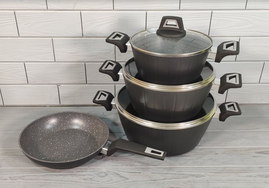 Набір кастрюль зі сковорідкою