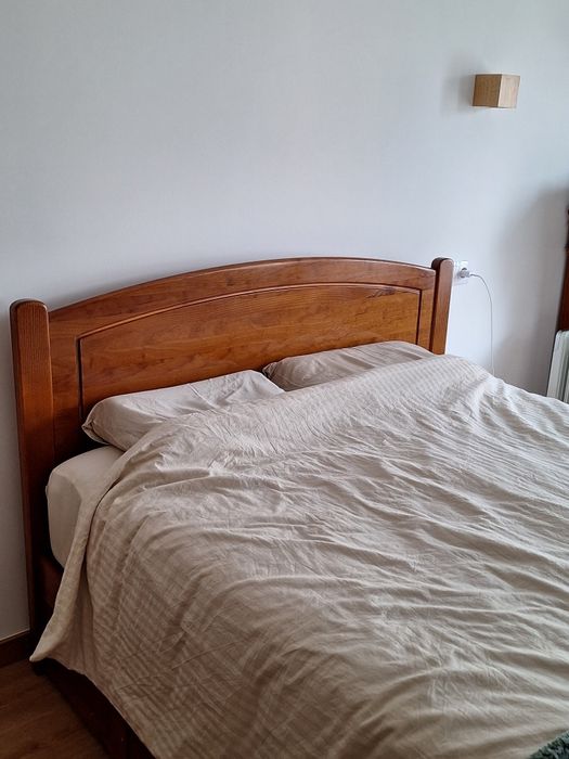 Cama de casal, mesa de cabeceira e camiseiro