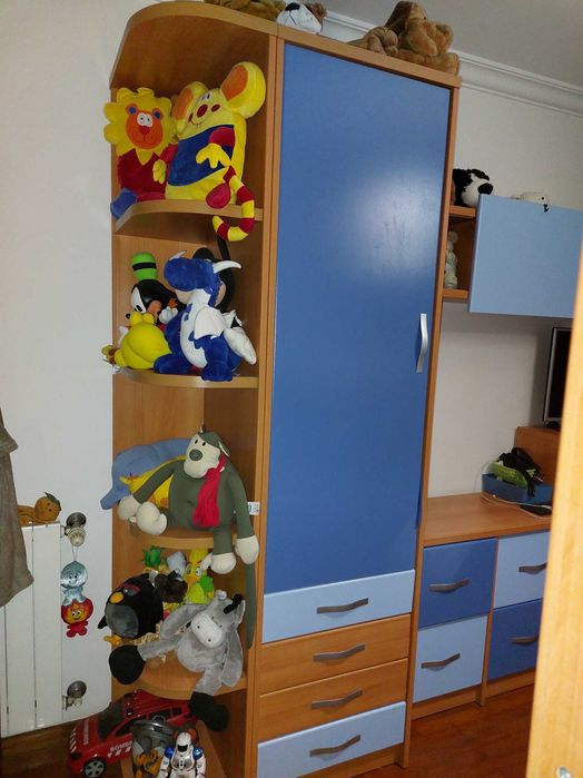 Quarto com três camas, comodas, guarda roupas e estantes