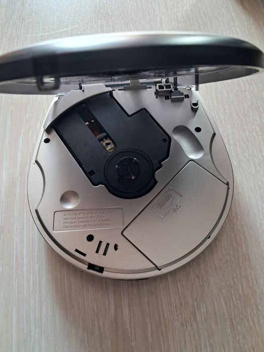 Плеєр Sanyo VCD-X220A.VCD, CD, MP3 та CD-R/RW.
