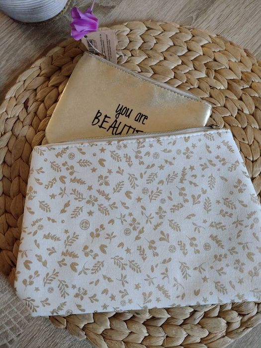 Kosmetyczka beżowa ze złotym wzorkiem i wkładką