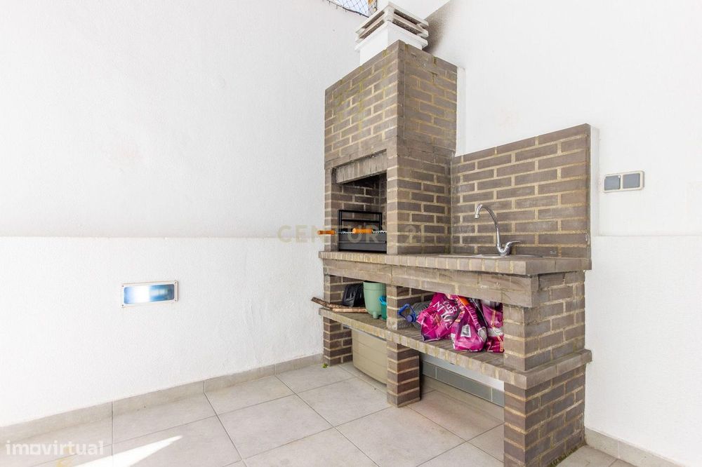 Duplex  T3  com entrada independente para a habitação( Almada )com log