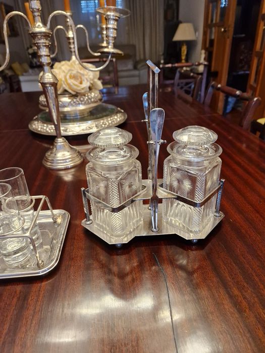 Conjunto de mesa de pequeno almoço/lanche e jantar. Casquinha inglesa.