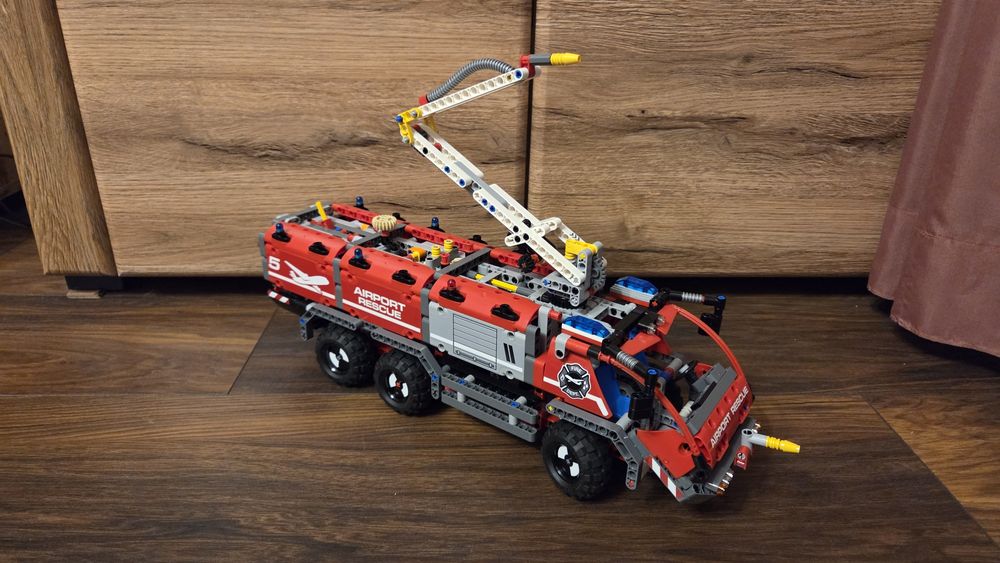 LEGO 42068 Technic 2w1 Pojazd straży pożarnej