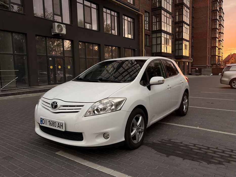 В продажу Toyota Auris 2010 рестайлінг