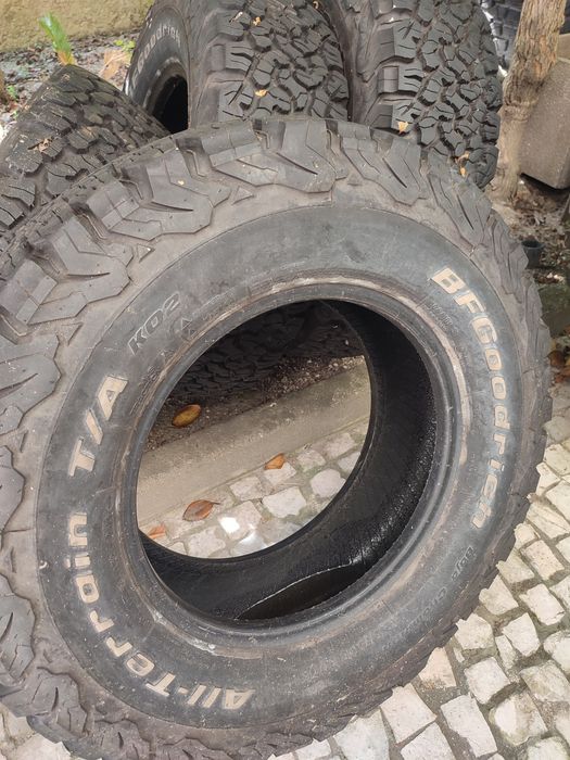 Pneus BF Goodrich 235 75 15 como novos