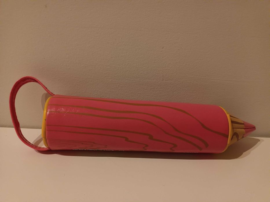 Estojo cor de rosa em forma de lápis