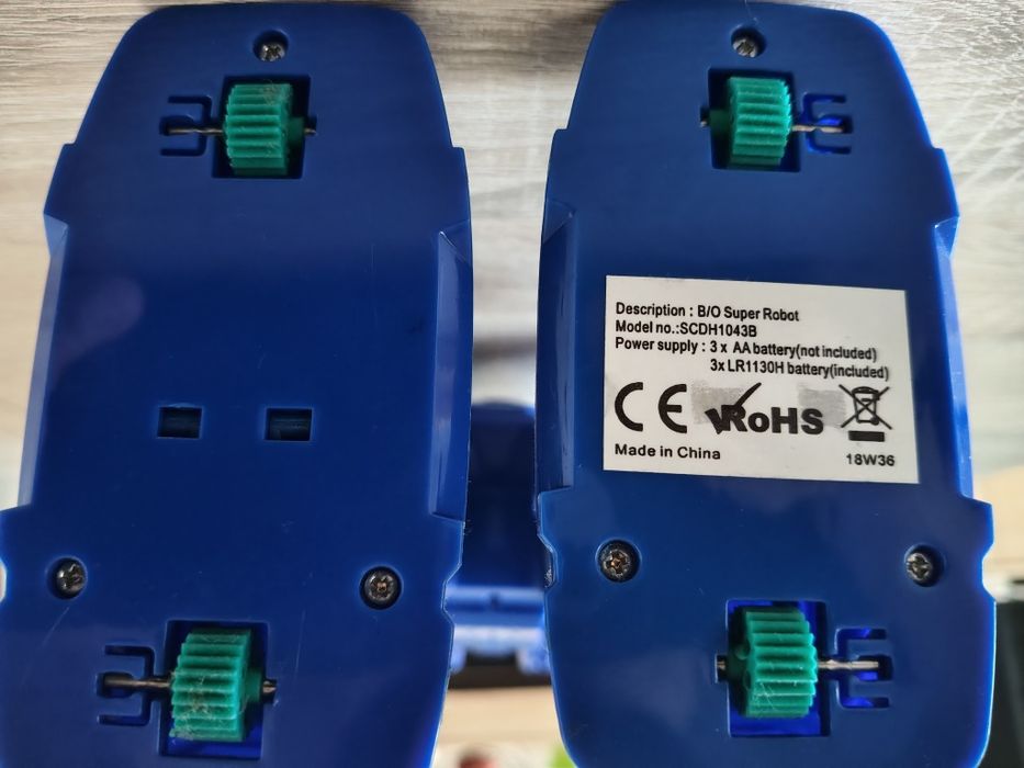 Robot na baterie –chodzi, świeci, wydaje dźwięk – sprawny