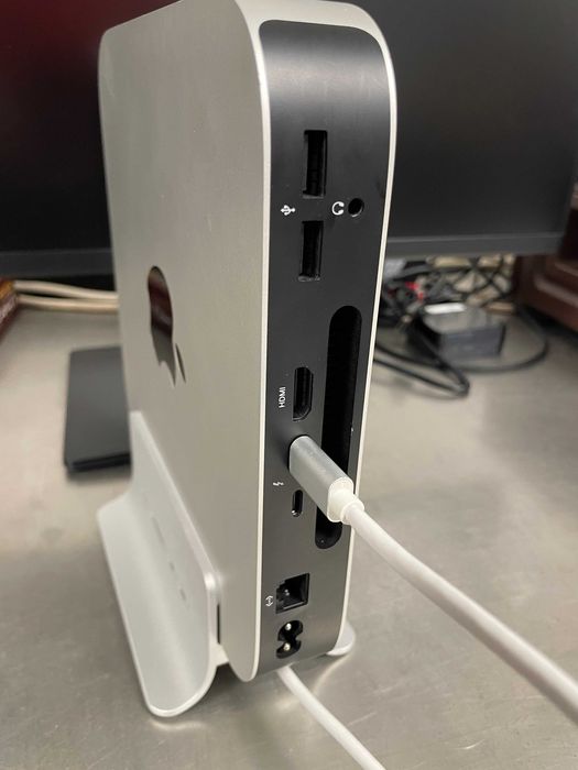 Mac mini APPLE M2 8 GB RAM 256 GB SSD com Dock 5 em 1