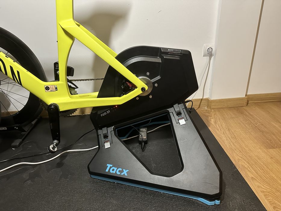 Tacx NEO 2T + Motion Plates + Zwift Cog + Click 2