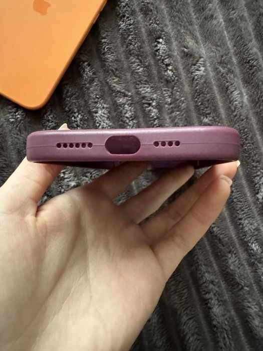 Продам 2 чехла до iphone 13pro max
