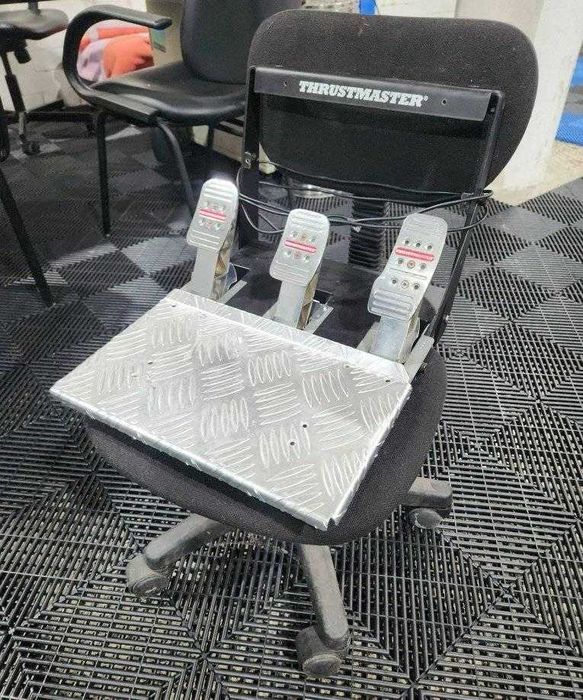 THRUSTMASTER t300 rs com avaria