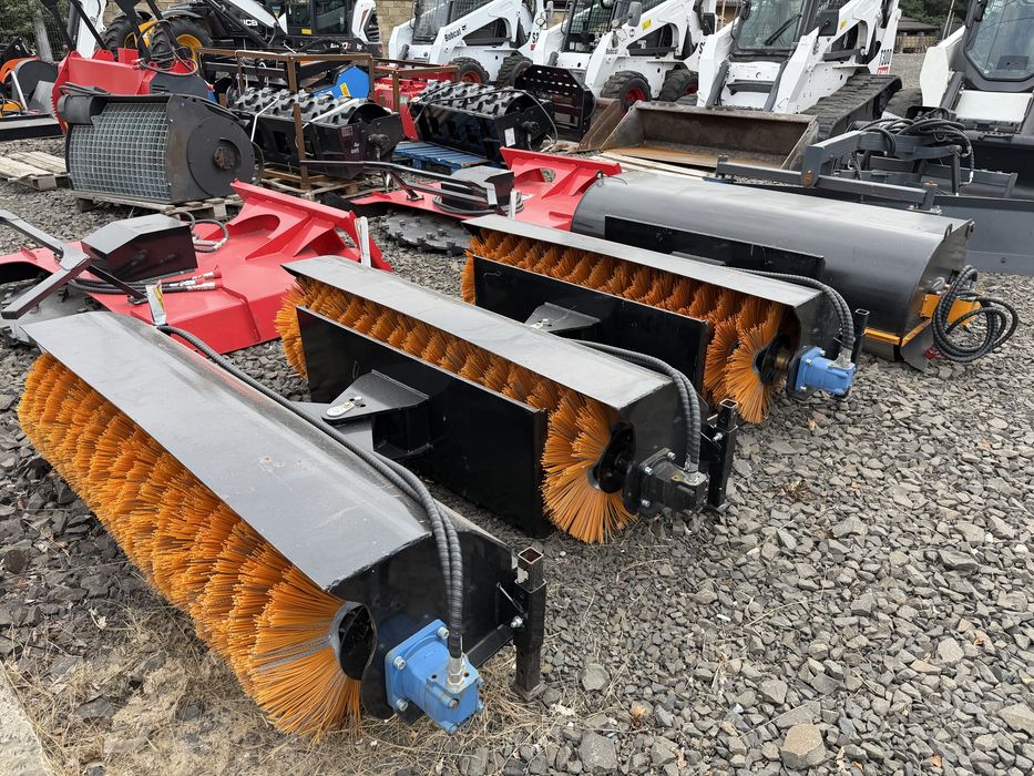 Нові поворотні щітки для Bobcat. З ПДВ.