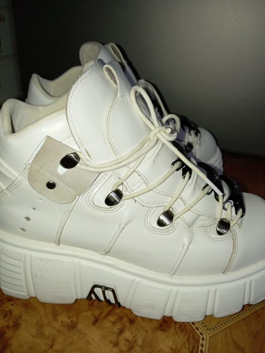 New rock білого кольору