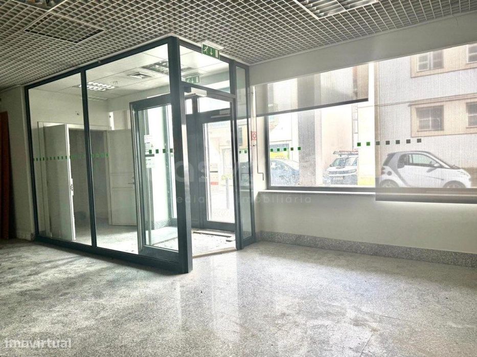 Espaço comercial e serviços no Centro de Pombal
