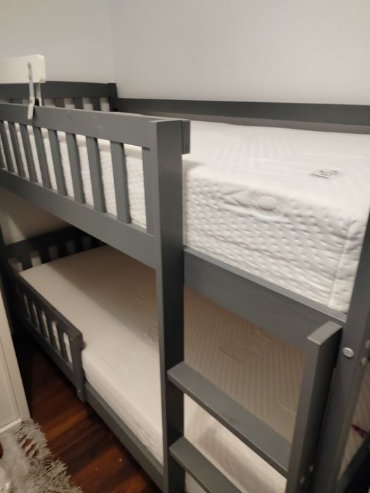 Sprzedam łóżko piętrowe wraz z materacami.