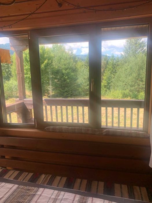 Дерев’яний будинок з панорамним видом на гори | автономне живлення