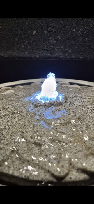 Fontanna dekoracyjna do ogrodu LED konglomeratowa