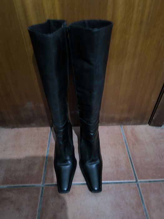 Botas pretas de cano alto