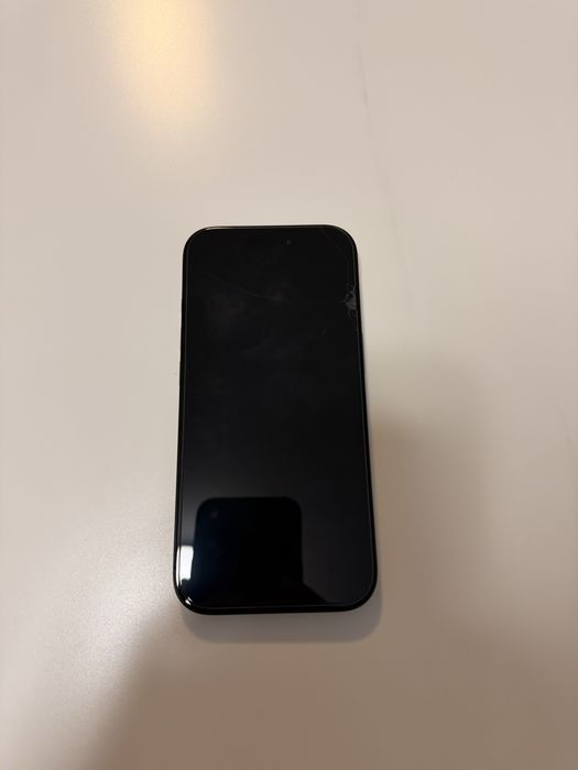 Iphone 16 pro  czarny 128G 5 etui w zestawie