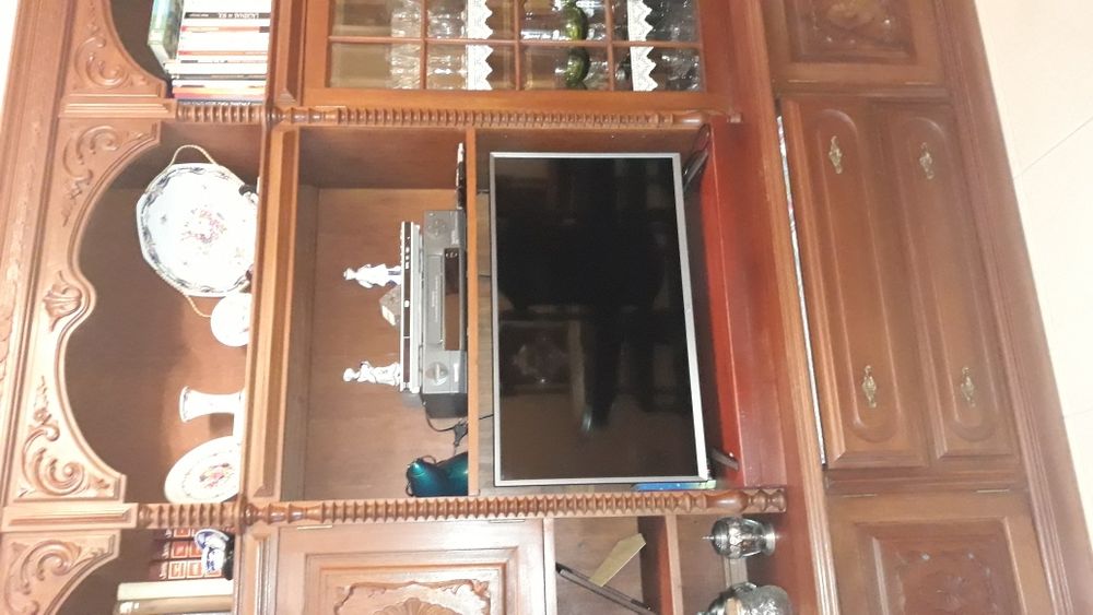 Móvel de sala com 2,10m altura x 2,45m largura x 37cm profundidade.