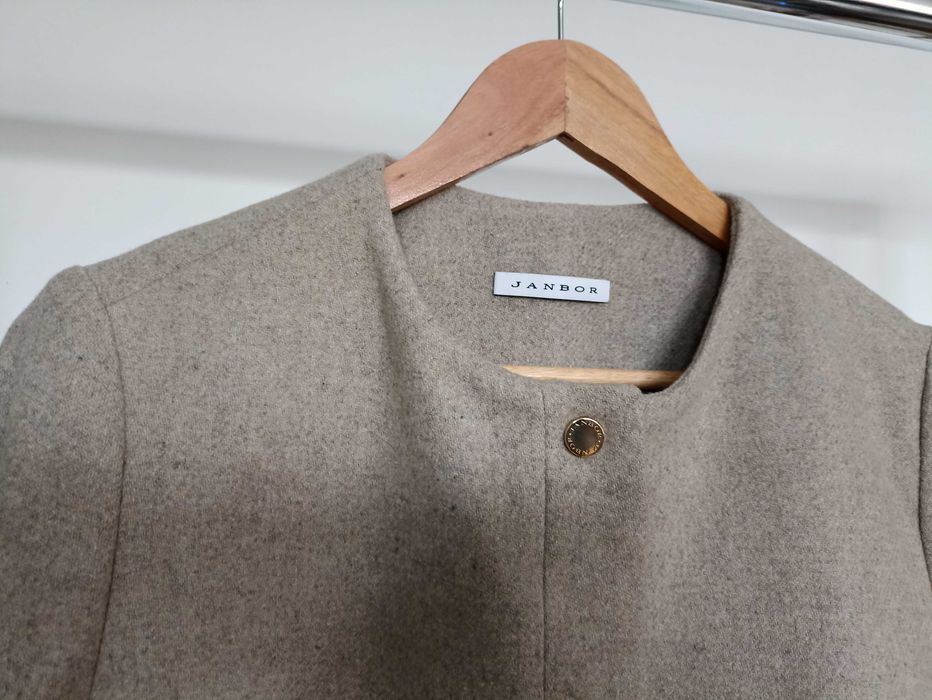 Beżowy przejściowy wełniany płaszcz quiet luxury taupe janbor