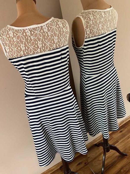 Rozkloszowana sukienka paski koronka 42 44 tekstura plus size +size