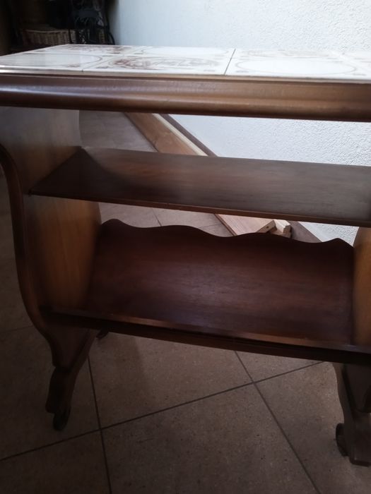 Gazetnik drewniany z kafelkami