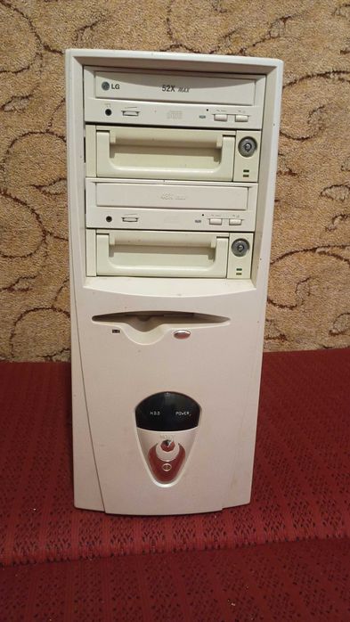 Komputer stacjonarny lata 2000-ne.