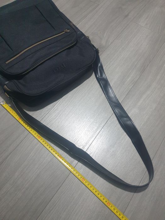 Czarna torba na ramię męska laptop pionowa wszechstronna