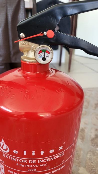 Kit de extintores e primeiros socorros com sinaleira