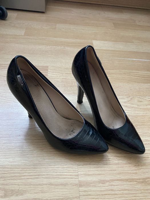 Czarne eleganckie buty na obcasie - lakierowane  - rozmiar 39