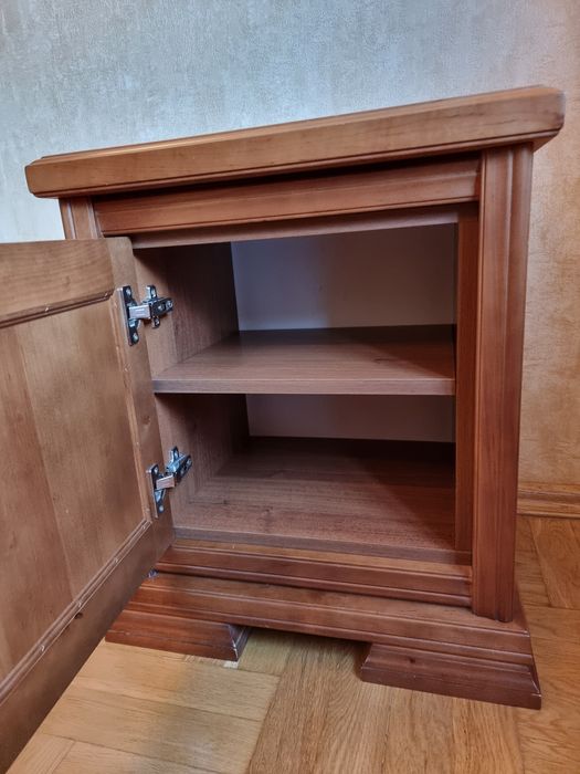 Тумба приліжкова