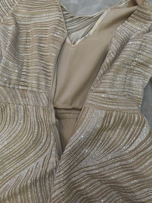 Бежева сукня з блискітками
