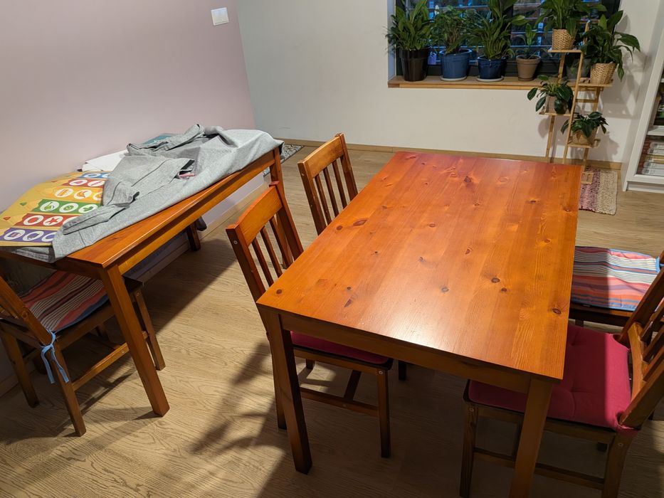 Stół sosnowy Jysk plus krzesla