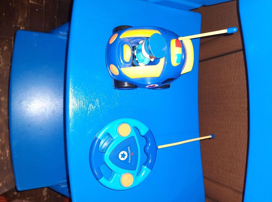 Недорого машинка на радіокеруванні.