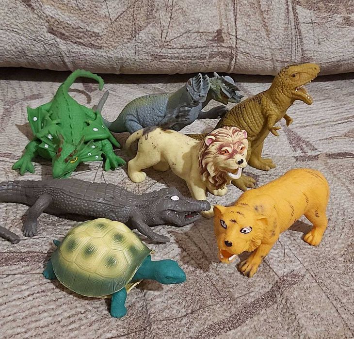 Игрушки фигурки диких, домашних животных, динозавры, насекомые