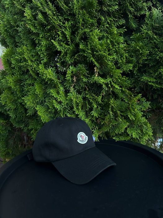 Кепка від Moncler