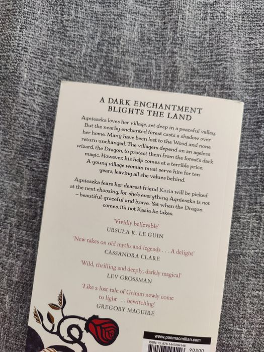 Livro fantasia Uprooted de Naomi Novik