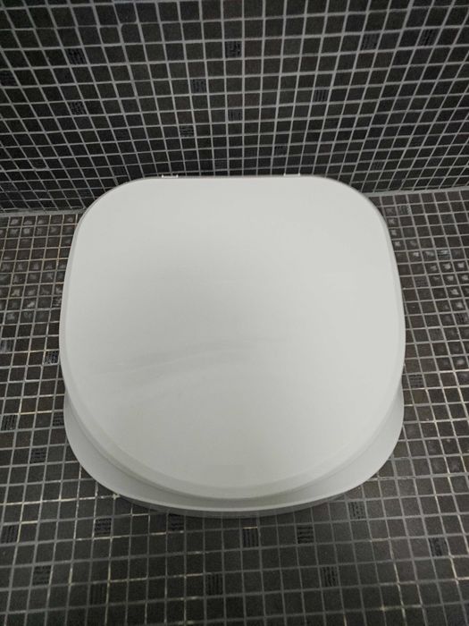 Assento elevado de casa-de-banho