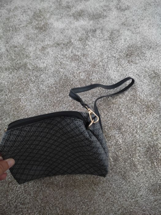 Pochete mala pequena tiracolo preta e cinza com padrão