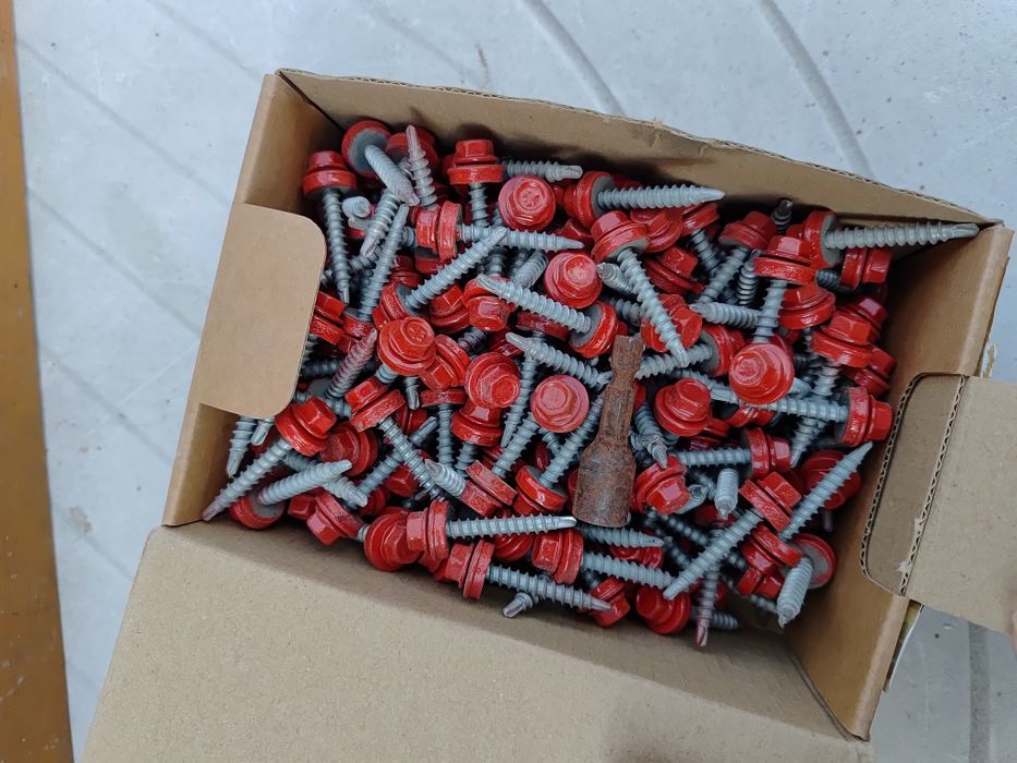 Wkręty do dachu do blachy czerwone ral 3000 lindab