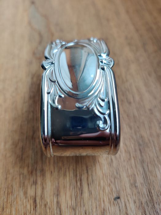 Argola de guardanapo em prata, novo.