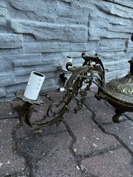 Mosiezny żyrandol wiszacy