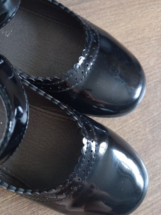 Sandałki wiosenne lakierowane rozmiar 31