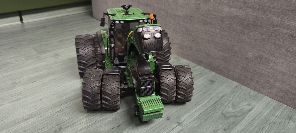 Traktor bruder John Deere na bliźniaczych kołach