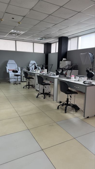 ПРОДАЄТЬСЯ ГОТОВИЙ БІЗНЕС манікюрний кабінет та діючий магазин