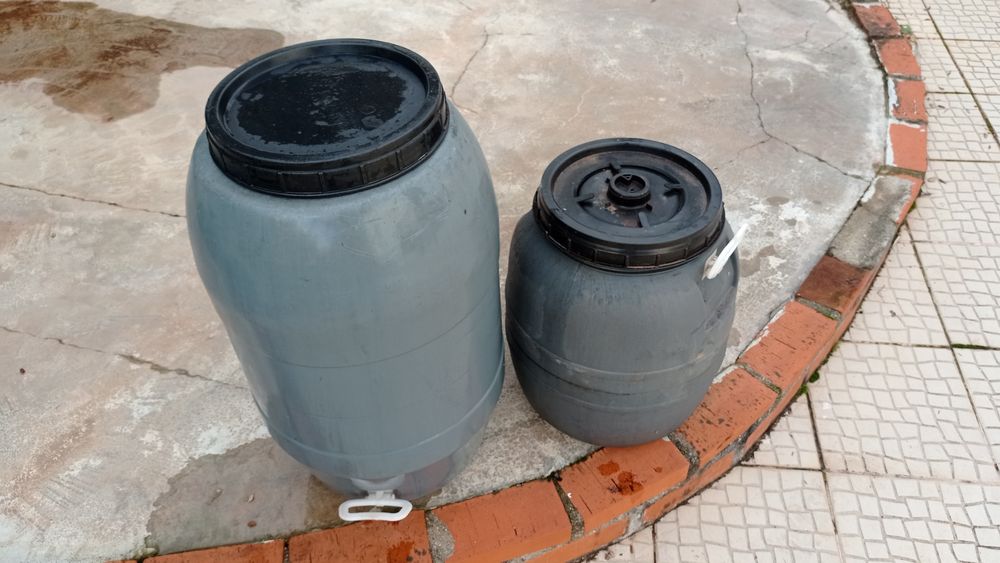 Três barricas usadas